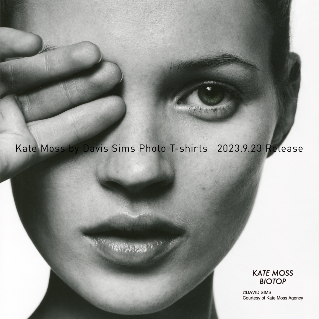 デイビッド・シムズ × ビオトープ のコラボレーションTシャツが発売。<br>ケイト・モスを撮り下ろした代表的な写真を使用。